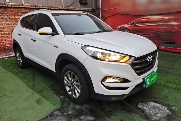 Used Hyundai Tucson 2015 1.6T Dual-Clutch Two-Wheel-Drive Smart Model Front Right 45 Deg