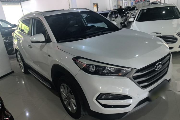 Used Hyundai Tucson 2015 1.6T Dual-Clutch Two-Wheel-Drive Smart Model Front Right 45 Deg