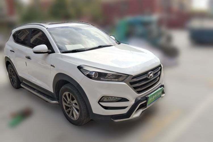 Used Hyundai Tucson 2015 1.6T Dual-Clutch Two-Wheel-Drive Smart Model Front Right 45 Deg