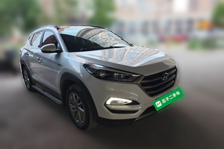 Used Hyundai Tucson 2015 1.6T Dual-Clutch Two-Wheel-Drive Smart Model Front Right 45 Deg