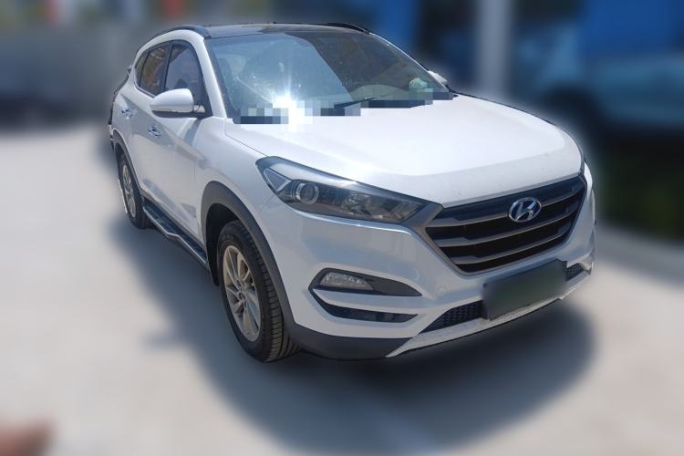 Used Hyundai Tucson 2015 2.0L Automatic Two-Wheel Drive Smart Version Front Right 45 Deg