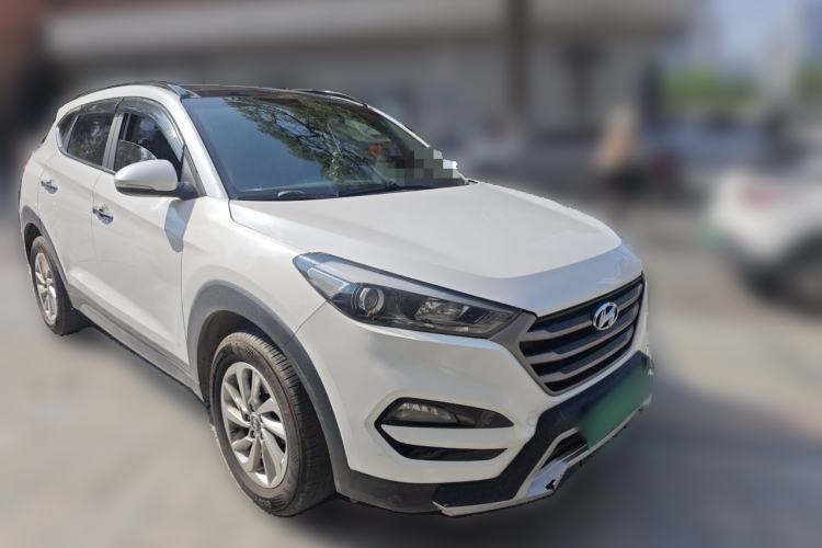 Used Hyundai Tucson 2015 2.0L Automatic Two-Wheel Drive Smart Version Front Right 45 Deg