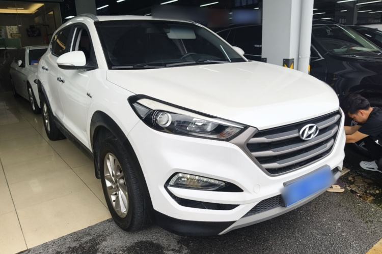 Used Hyundai Tucson 2015 1.6T Dual-Clutch Two-Wheel-Drive Smart Model Front Right 45 Deg
