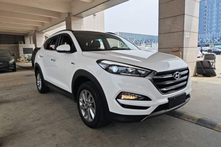 Used Hyundai Tucson 2015 1.6T Dual-Clutch Two-Wheel-Drive Smart Model Front Right 45 Deg