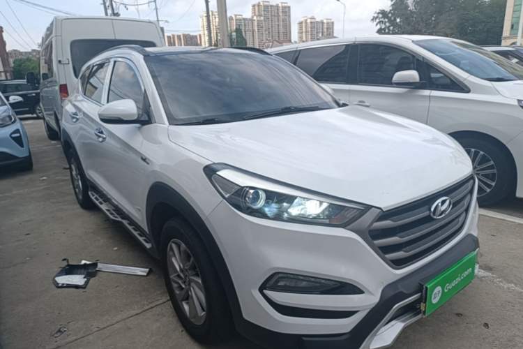 Used Hyundai Tucson 2015 1.6T Dual-Clutch Two-Wheel-Drive Smart Model Front Right 45 Deg