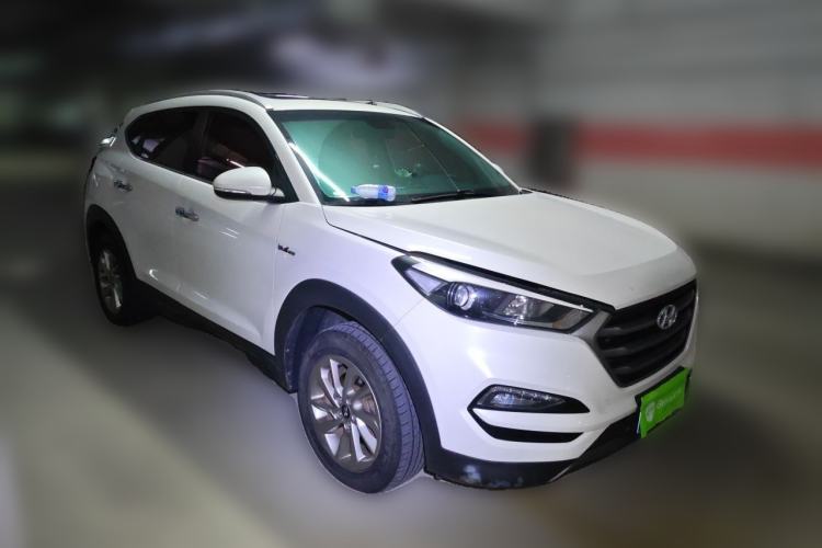 Used Hyundai Tucson 2015 1.6T Dual-Clutch Two-Wheel-Drive Smart Model Front Right 45 Deg