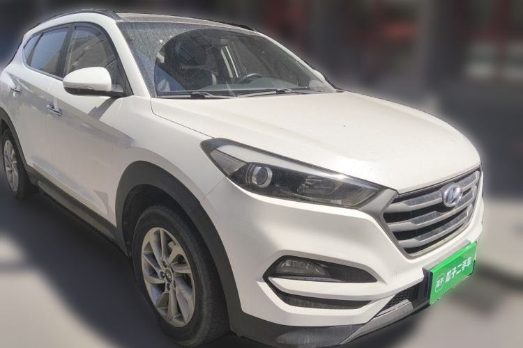 Used Hyundai Tucson 2015 2.0L Automatic Two-Wheel Drive Smart Version Front Right 45 Deg