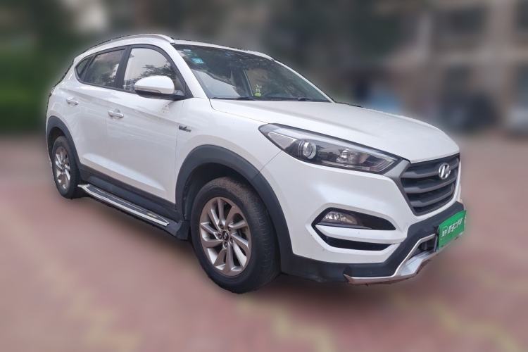 Used Hyundai Tucson 2015 1.6T Dual-Clutch Two-Wheel-Drive Comfort Model Front Right 45 Deg