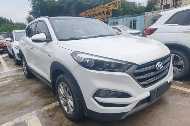 Used Hyundai Tucson 2015 1.6T Dual-Clutch Two-Wheel-Drive Smart Model Front Right 45 Deg