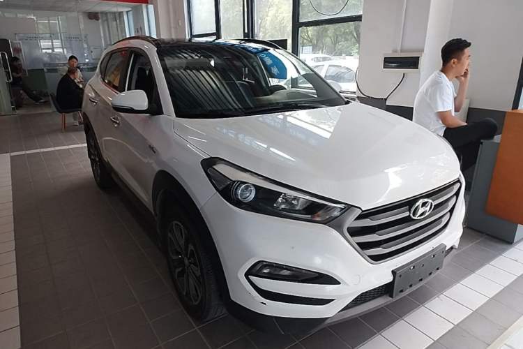 Used Hyundai Tucson 2015 1.6T Dual-Clutch Two-Wheel-Drive Leading Model Front Right 45 Deg