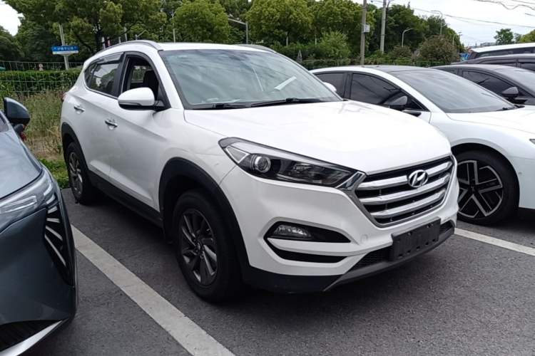 Used Hyundai Tucson 2015 2.0L Automatic Two-Wheel Drive Smart Version Front Right 45 Deg