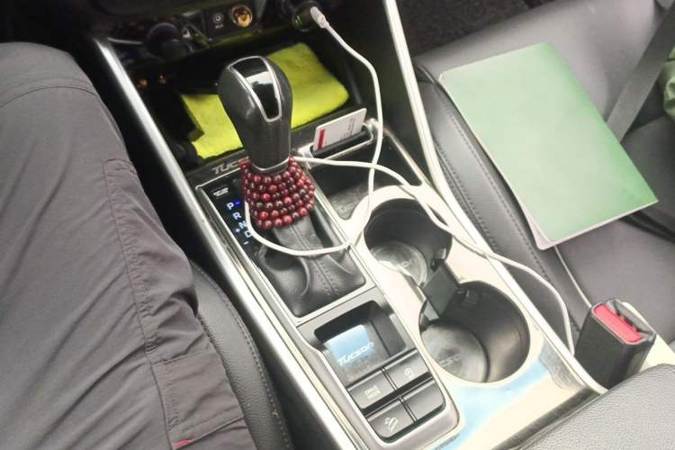 Used Hyundai Tucson 2015 2.0L Automatic Two-Wheel Drive Smart Version Gear Lever