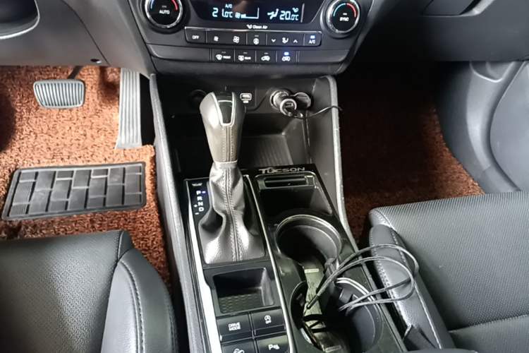 Used Hyundai Tucson 2015 1.6T Dual-Clutch Two-Wheel-Drive Leading Model Gear Lever