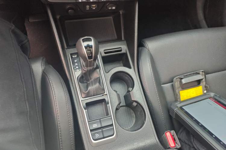 Used Hyundai Tucson 2015 2.0L Automatic Two-Wheel Drive Smart Version Gear Lever