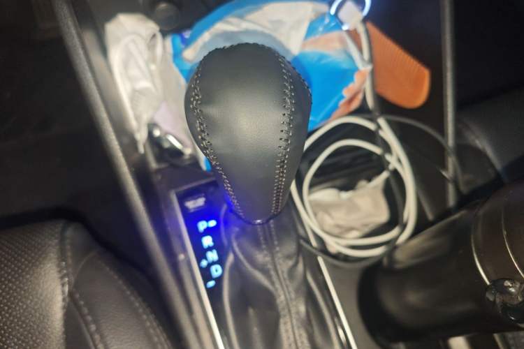 Used Hyundai Tucson 2015 2.0L Automatic Two-Wheel Drive Smart Version Gear Lever