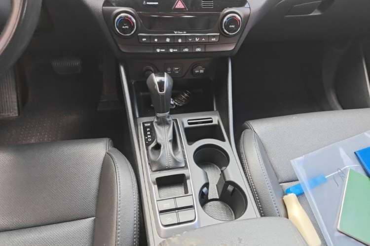 Used Hyundai Tucson 2015 1.6T Dual-Clutch Two-Wheel-Drive Smart Model Gear Lever