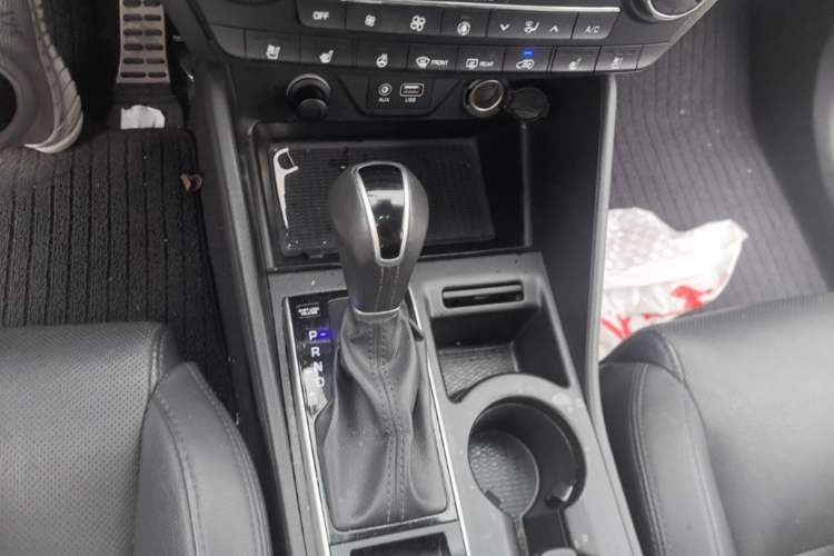 Used Hyundai Tucson 2015 1.6T Dual-Clutch Four-Wheel Drive Flagship Model Gear Lever