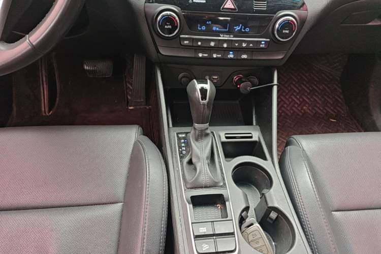 Used Hyundai Tucson 2015 1.6T Dual-Clutch Two-Wheel-Drive Smart Model Gear Lever