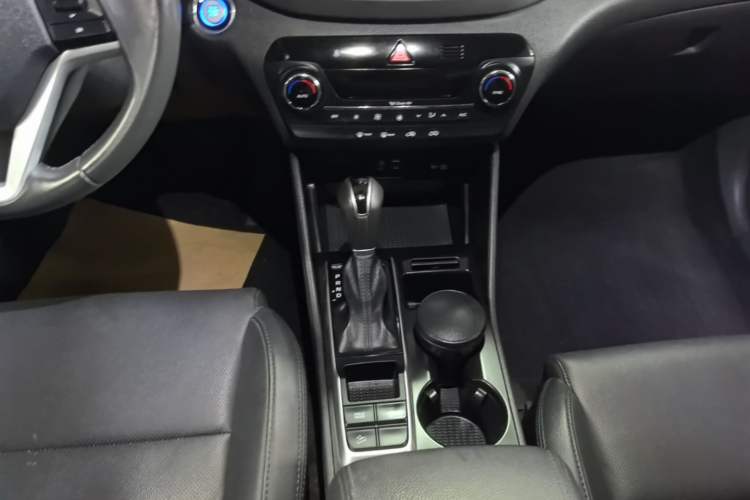 Used Hyundai Tucson 2015 1.6T Dual-Clutch Two-Wheel-Drive Leading Model Gear Lever
