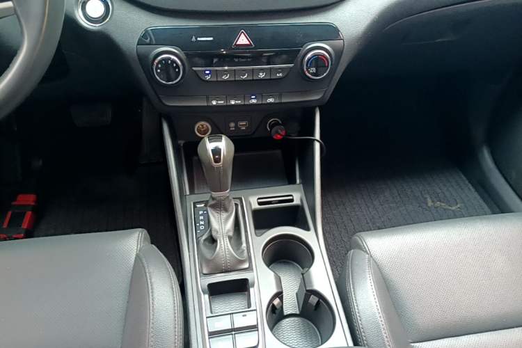 Used Hyundai Tucson 2015 2.0L Automatic Two-Wheel Drive Smart Version Gear Lever