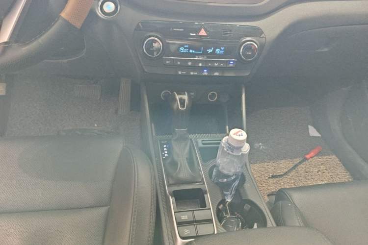Used Hyundai Tucson 2015 1.6T Dual-Clutch Two-Wheel-Drive Smart Model Gear Lever