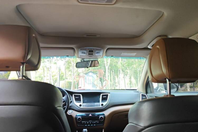 Used Hyundai Tucson 2015 1.6T Dual-Clutch Two-Wheel-Drive Smart Model Headliner