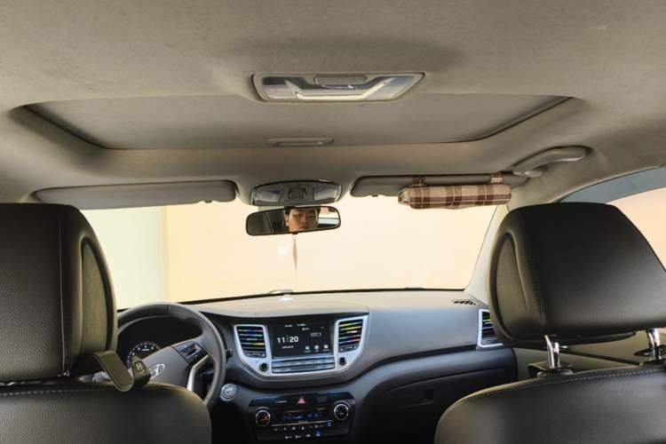 Used Hyundai Tucson 2015 1.6T Dual-Clutch Two-Wheel-Drive Smart Model Headliner