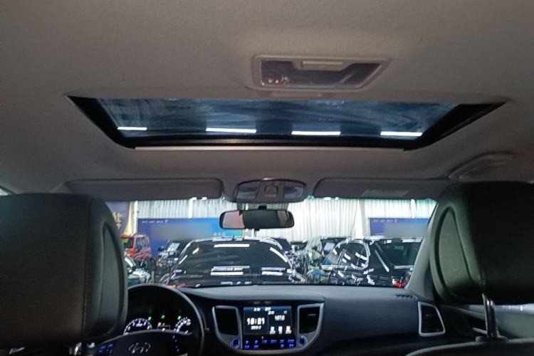 Used Hyundai Tucson 2015 1.6T Dual-Clutch Two-Wheel-Drive Smart Model Headliner