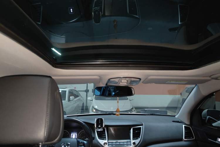 Used Hyundai Tucson 2015 1.6T Dual-Clutch Two-Wheel-Drive Smart Model Headliner