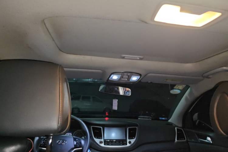 Used Hyundai Tucson 2015 1.6T Dual-Clutch Two-Wheel-Drive Smart Model Headliner