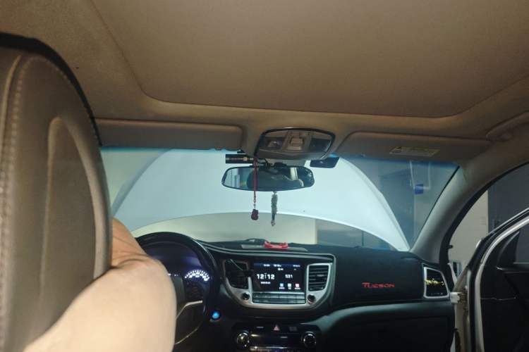 Used Hyundai Tucson 2015 1.6T Dual-Clutch Two-Wheel-Drive Smart Model Headliner