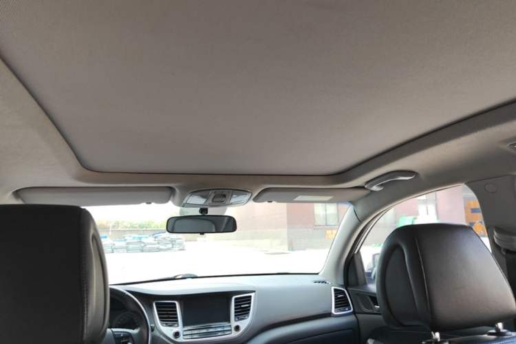 Used Hyundai Tucson 2015 1.6T Dual-Clutch Two-Wheel-Drive Smart Model Headliner