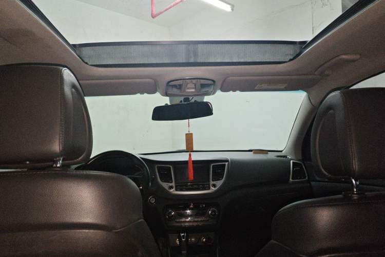 Used Hyundai Tucson 2015 1.6T Dual-Clutch Two-Wheel-Drive Smart Model Headliner