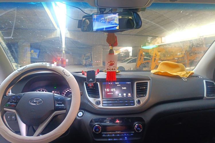 Used Hyundai Tucson 2015 1.6T Dual-Clutch Two-Wheel-Drive Smart Model Headliner