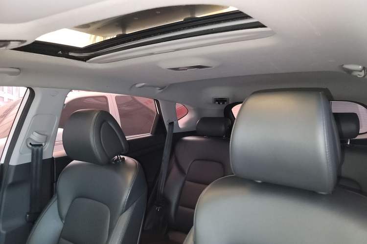 Used Hyundai Tucson 2015 1.6T Dual-Clutch Two-Wheel-Drive Smart Model Headliner