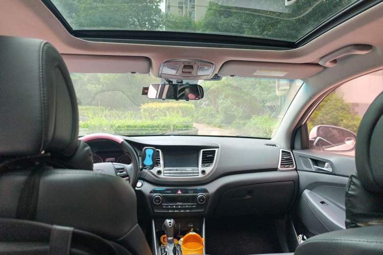 Used Hyundai Tucson 2015 1.6T Dual-Clutch Two-Wheel-Drive Smart Model Headliner