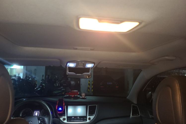 Used Hyundai Tucson 2015 1.6T Dual-Clutch Two-Wheel-Drive Smart Model Headliner