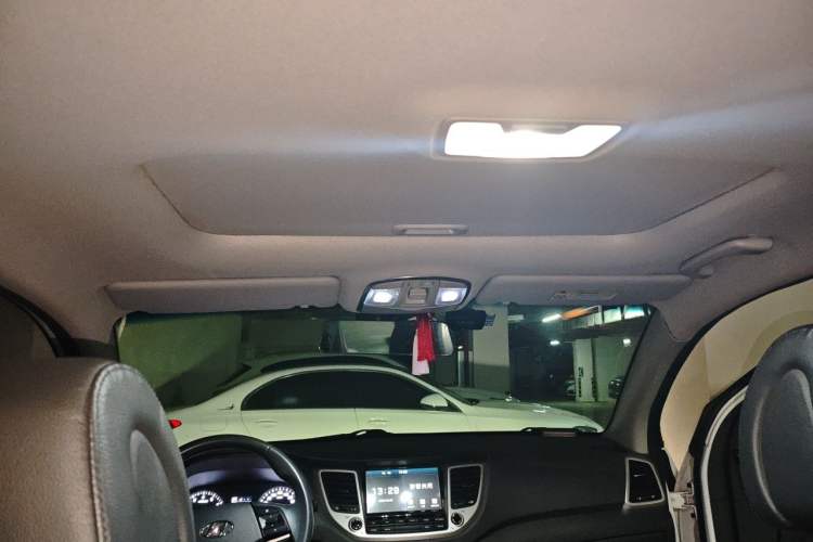 Used Hyundai Tucson 2015 1.6T Dual-Clutch Two-Wheel-Drive Smart Model Headliner