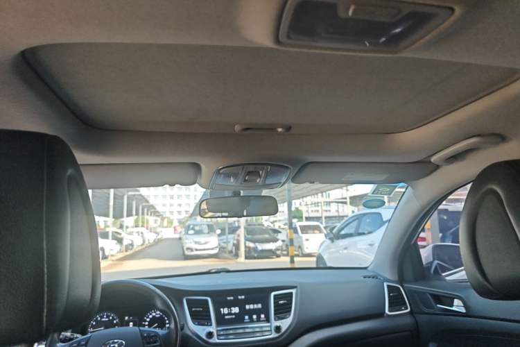 Used Hyundai Tucson 2015 1.6T Dual-Clutch Two-Wheel-Drive Smart Model Headliner