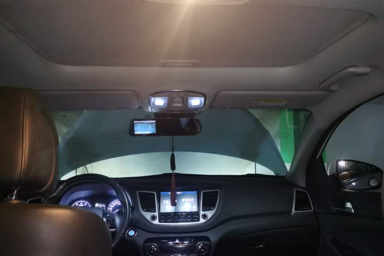 Used Hyundai Tucson 2015 1.6T Dual-Clutch Two-Wheel-Drive Smart Model Headliner