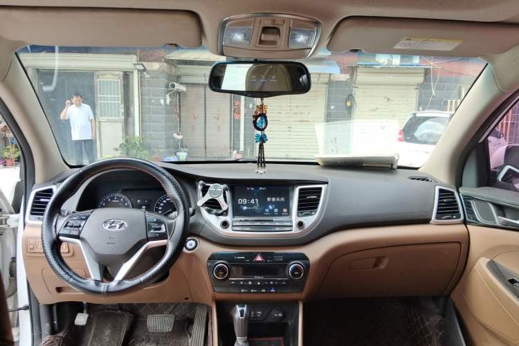 Used Hyundai Tucson 2015 1.6T Dual-Clutch Two-Wheel-Drive Smart Model Headliner