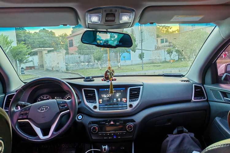 Used Hyundai Tucson 2015 1.6T Dual-Clutch Two-Wheel-Drive Smart Model Headliner