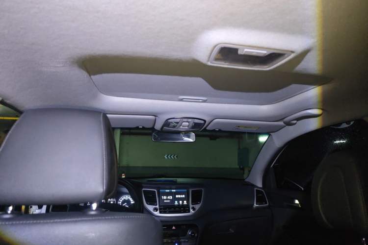 Used Hyundai Tucson 2015 1.6T Dual-Clutch Two-Wheel-Drive Smart Model Headliner