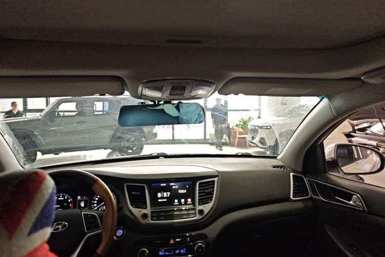 Used Hyundai Tucson 2015 1.6T Dual-Clutch Two-Wheel-Drive Smart Model Headliner