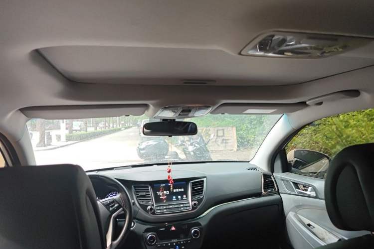 Used Hyundai Tucson 2015 1.6T Dual-Clutch Two-Wheel-Drive Smart Model Headliner