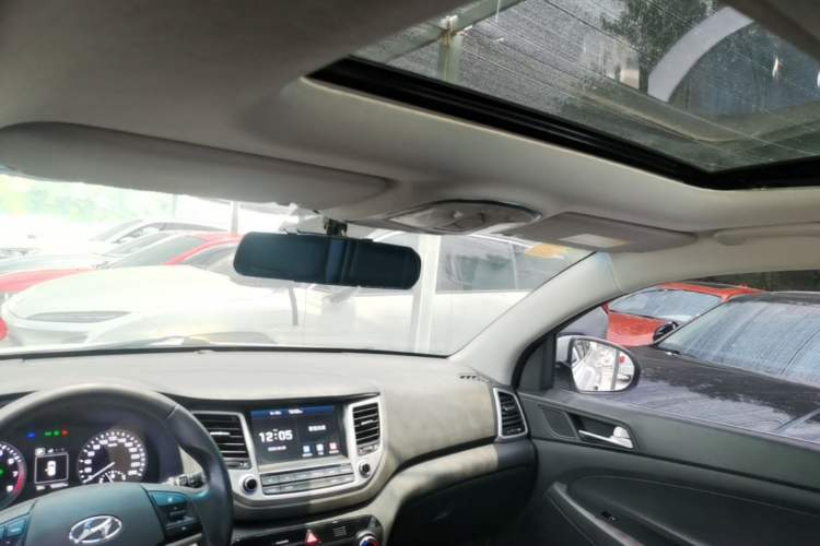 Used Hyundai Tucson 2015 1.6T Dual-Clutch Two-Wheel-Drive Smart Model Headliner