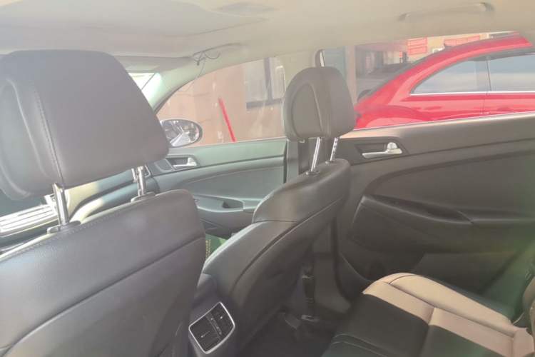 Used Hyundai Tucson 2015 1.6T Dual-Clutch Two-Wheel-Drive Smart Model Headliner