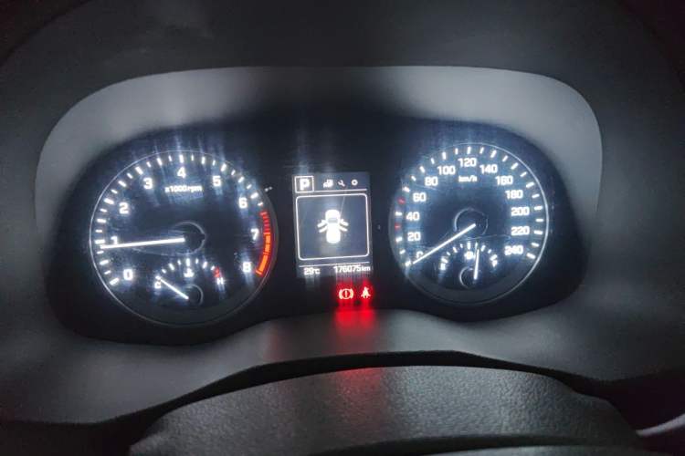 Used Hyundai Tucson 2015 1.6T Dual-Clutch Two-Wheel-Drive Leading Model Instrument Cluster