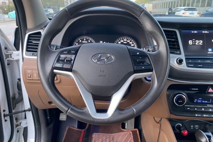 Used Hyundai Tucson 2015 1.6T Dual-Clutch Two-Wheel-Drive Smart Model Interior 1