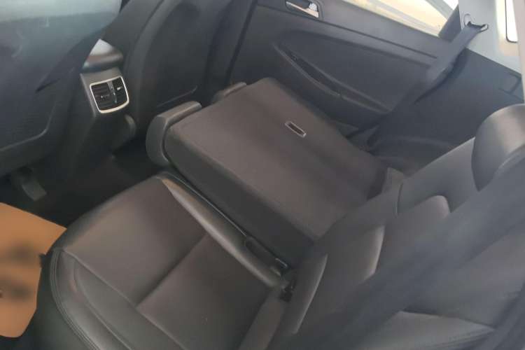 Used Hyundai Tucson 2015 1.6T Dual-Clutch Two-Wheel-Drive Smart Model Interior 1